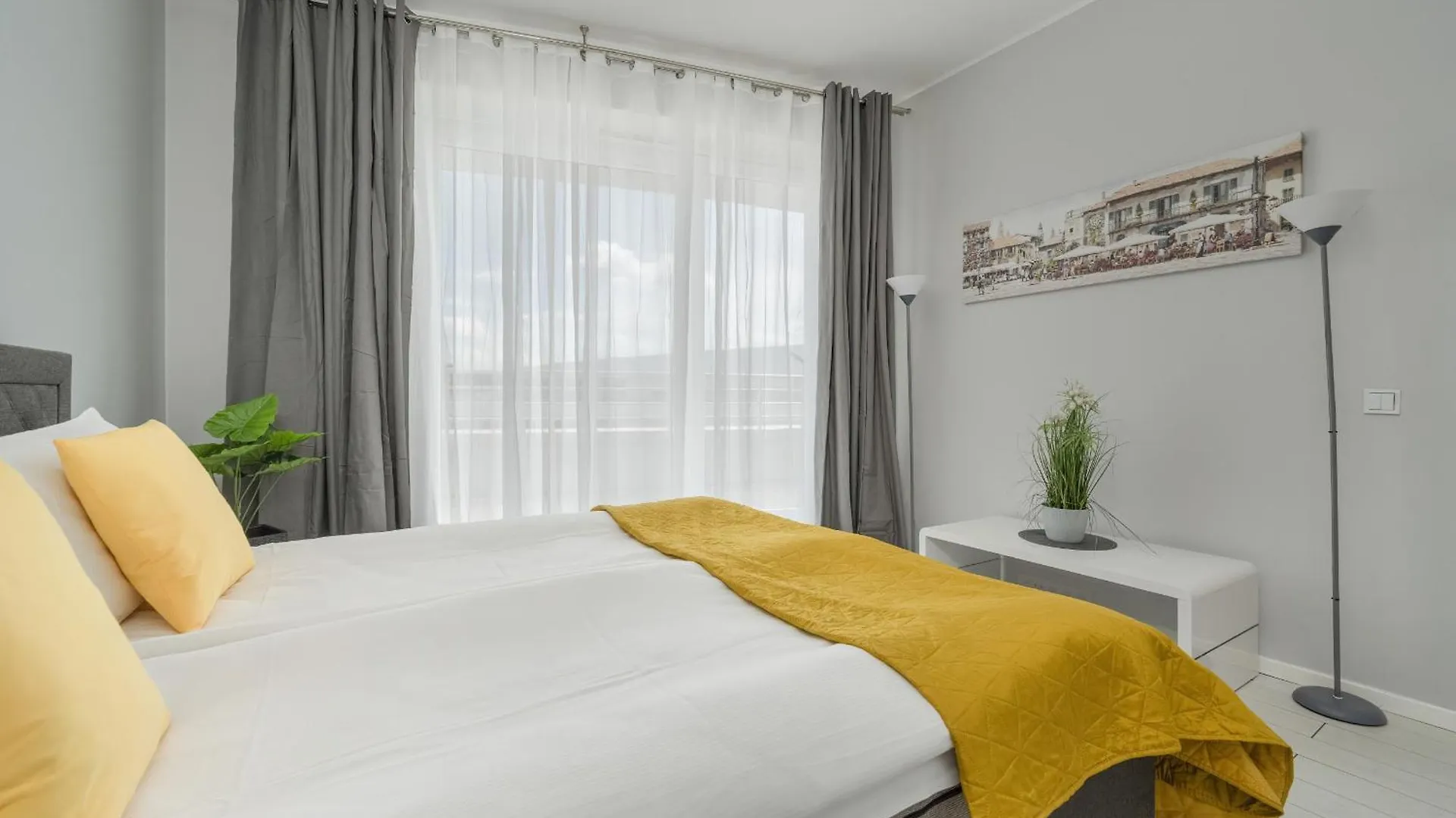 Wroclaw Center Apartment Close To The Market And Park With Parking & Air Conditioning By Renters Prestige