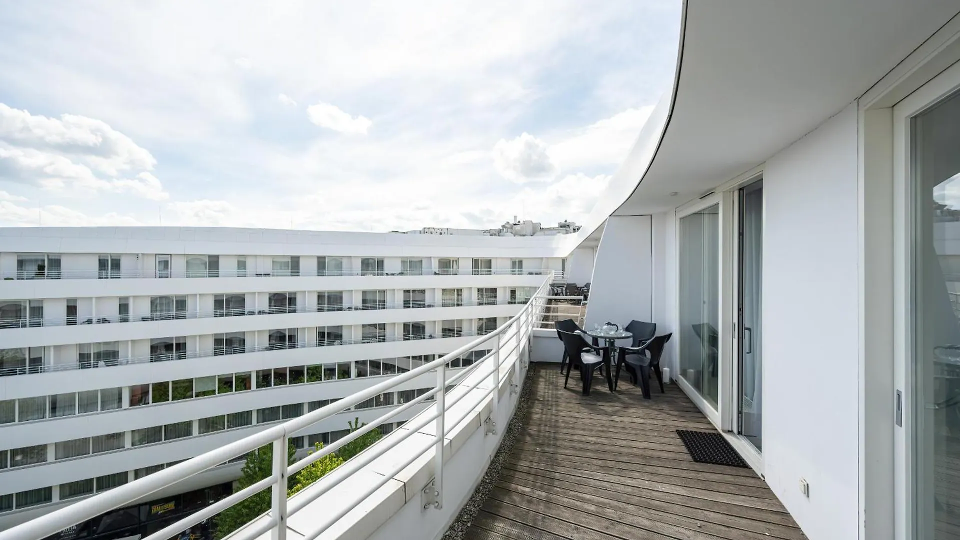 Wroclaw Center Apartment Close To The Market And Park With Parking & Air Conditioning By Renters Prestige Polska