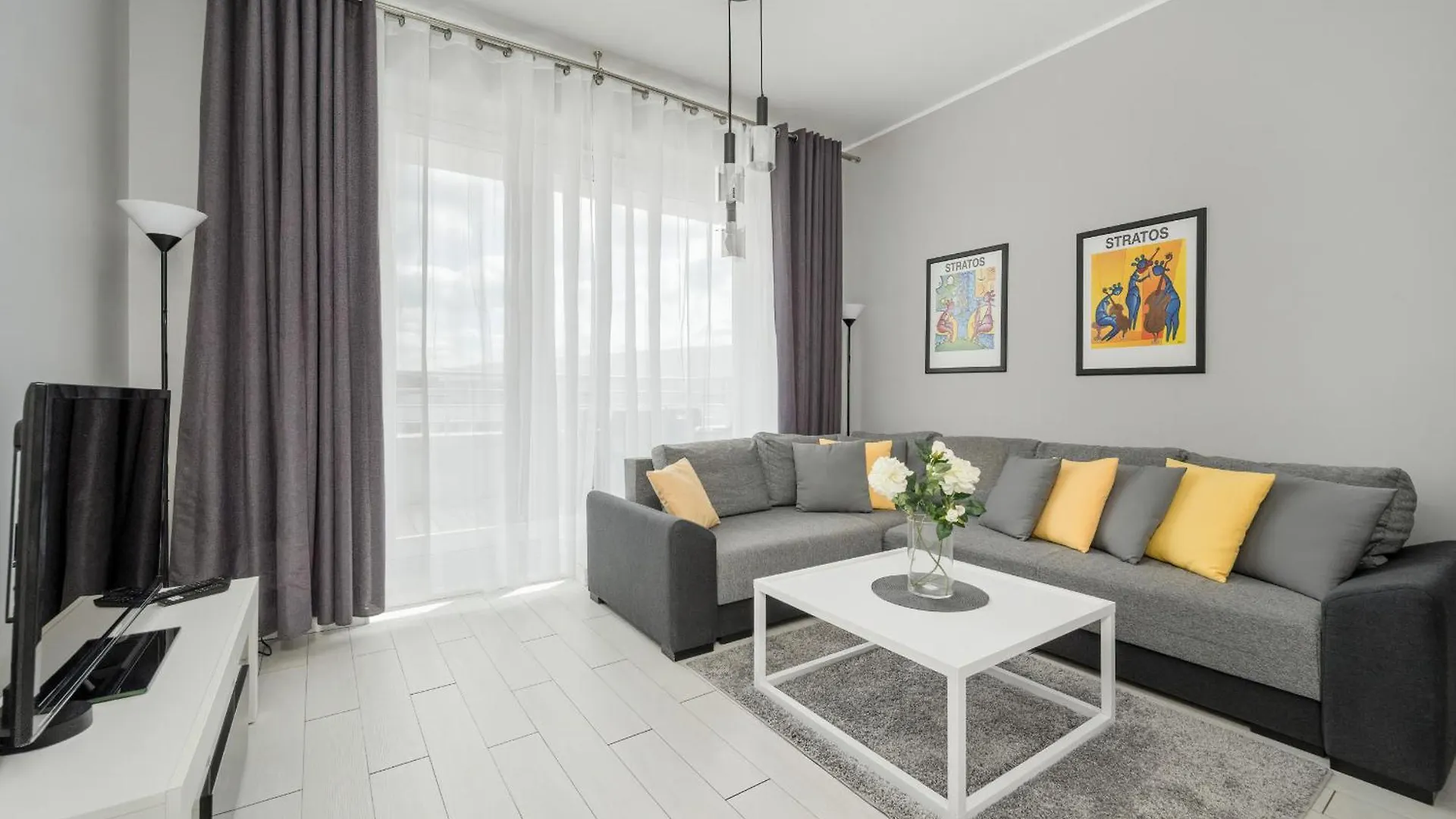 Wroclaw Center Apartment Close To The Market And Park With Parking & Air Conditioning By Renters Prestige