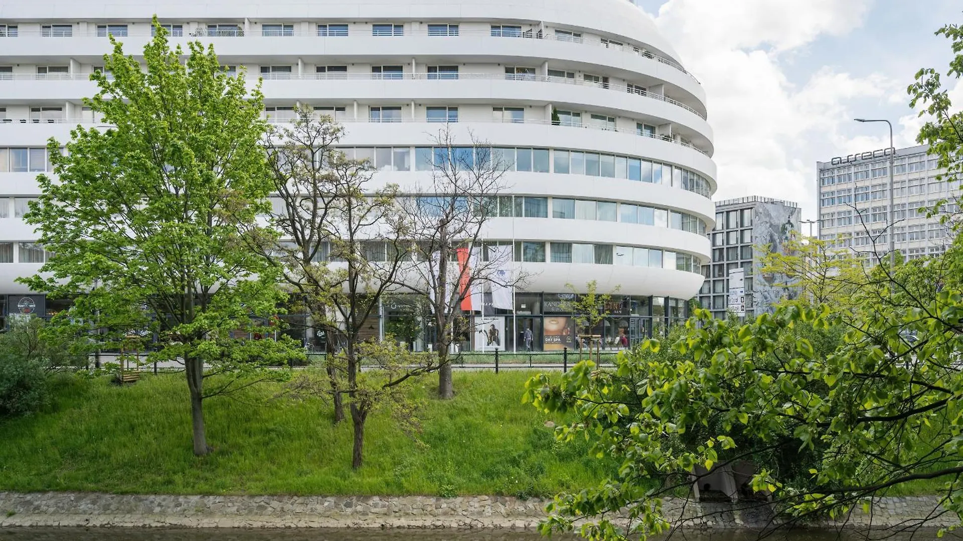 Wroclaw Center Apartment Close To The Market And Park With Parking & Air Conditioning By Renters Prestige